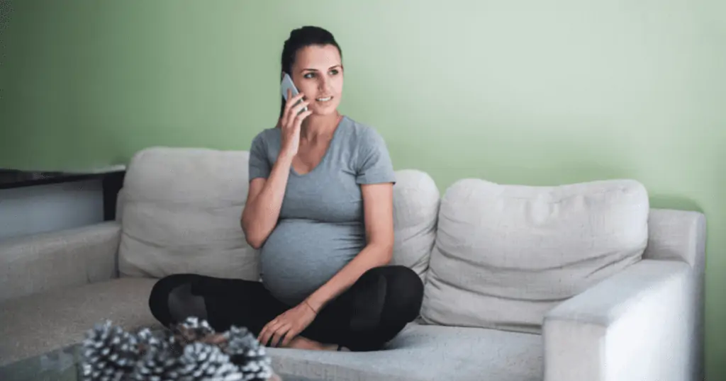 Pregnant Woman on a phone call, when should I call my doula?